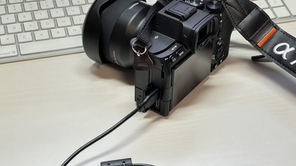 カメラのUSB-Cにケーブルを接続