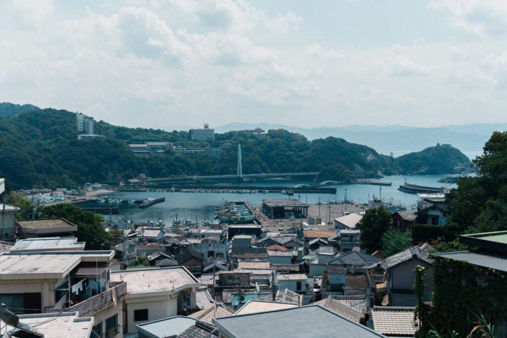 山に囲まれた雑賀崎